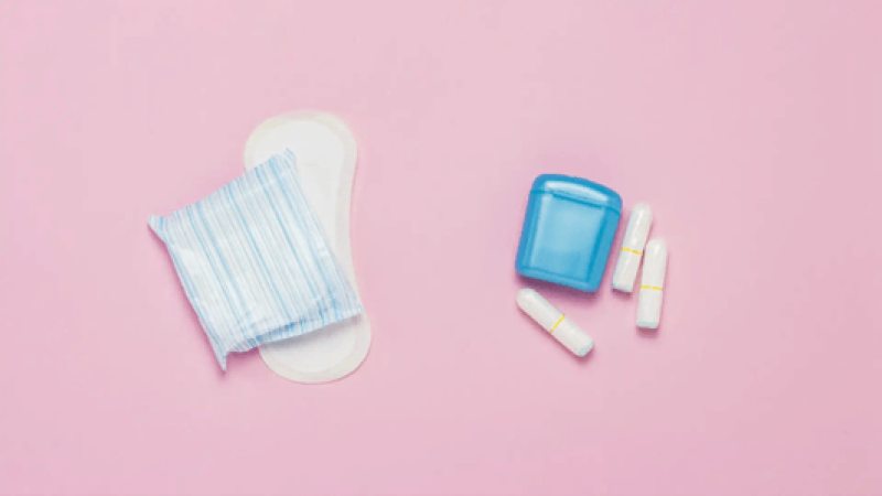 Feminine Hygiene Tips – pads and tampons on a pink background