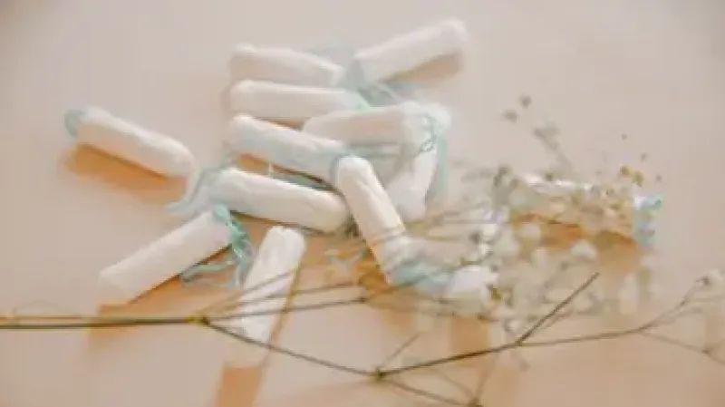 cotton organic tampons - arrangement of tampons with delicate flowers