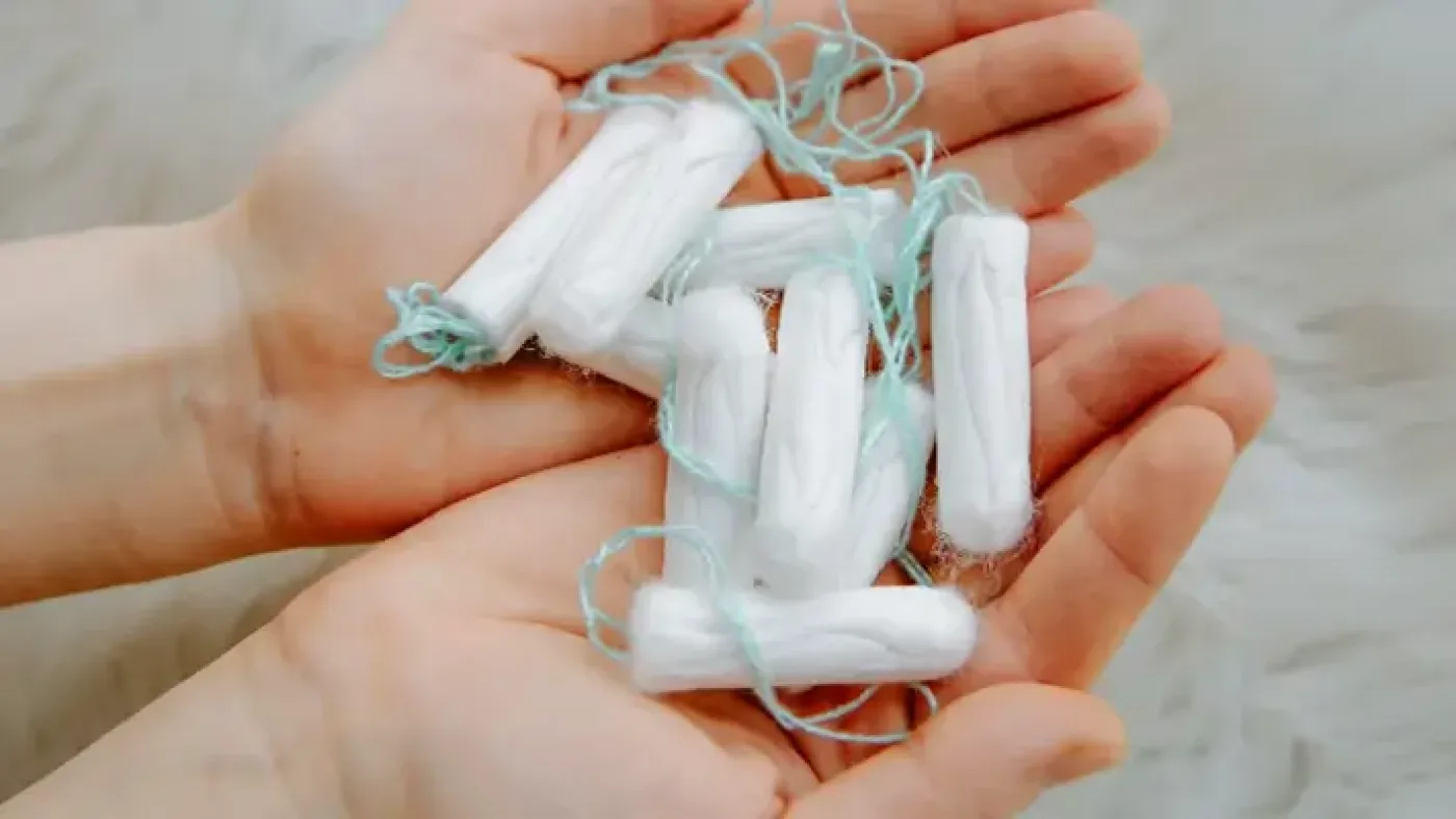 What’s in tampons - top view of hands holding tampons